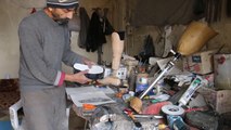 نازح سوري يؤمن أطرفا اصطناعية لمصابي الحرب