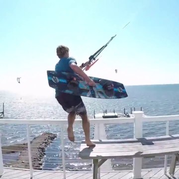 Ce champion de kitesurf saute du 3eme etage et atterrit tranquillement dans l'eau