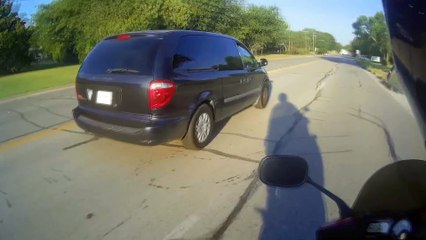 Un automobiliste balance une bouteille et se prend une grosse vengeance