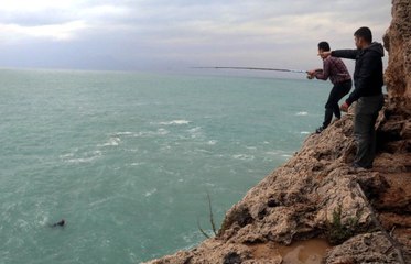 Denize Düşen Balıkçı Oltaya Takılarak Hayata Tutundu