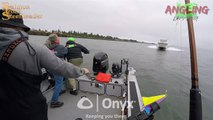 Un hors-bord fonce sur un bateau de pêche (Fleuve Colombia)