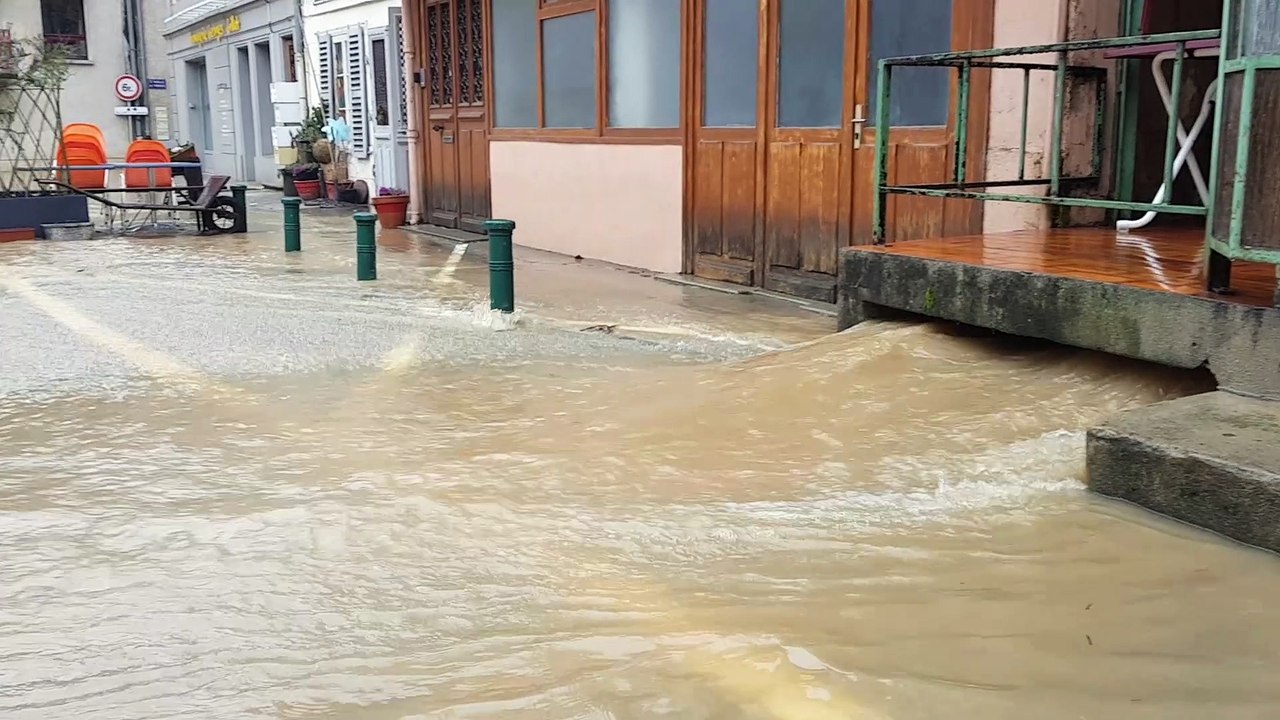 La Loue en crue : la ville d'Ornans sous les eaux