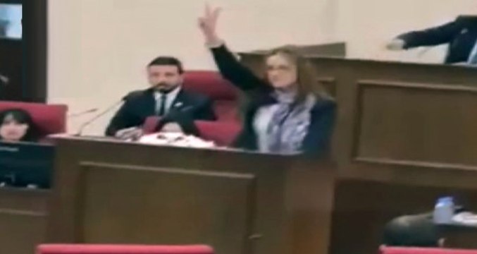 Asker Düşmanı Milletvekili Kıbrıs Meclisini Karıştırdı! Gazeteler Havada Uçtu
