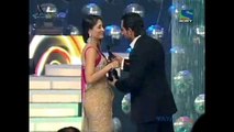 Kareena Recieving Best Actor Award From Saif (53rd FilmFare Awards)