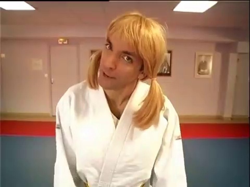 Samantha découvre le judo... à ses risques et périls ! 🥋😂