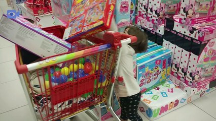 Little girl feeling happy shopping in Jumbo