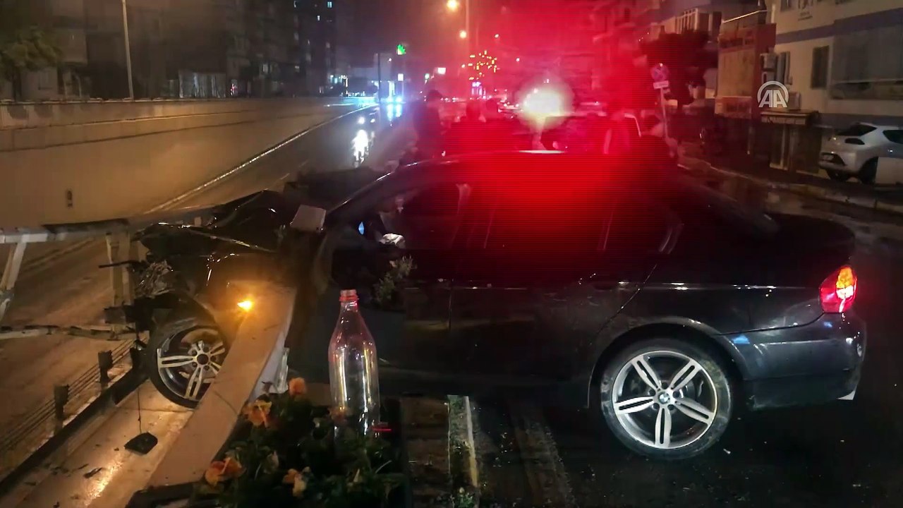 Köprülü kavşağın korkuluklarında asılı kaldı - ANTALYA
