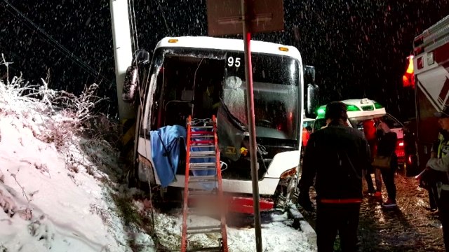 눈길에 버스 가드레일 들이받아...승객 11명 부상 / YTN