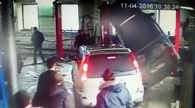 Quand un débile essaie de sortir sa voiture du garage... Oups