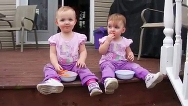 Trahit par sa propre jumelle qui va lui voler sa nourriture dans l'assiette