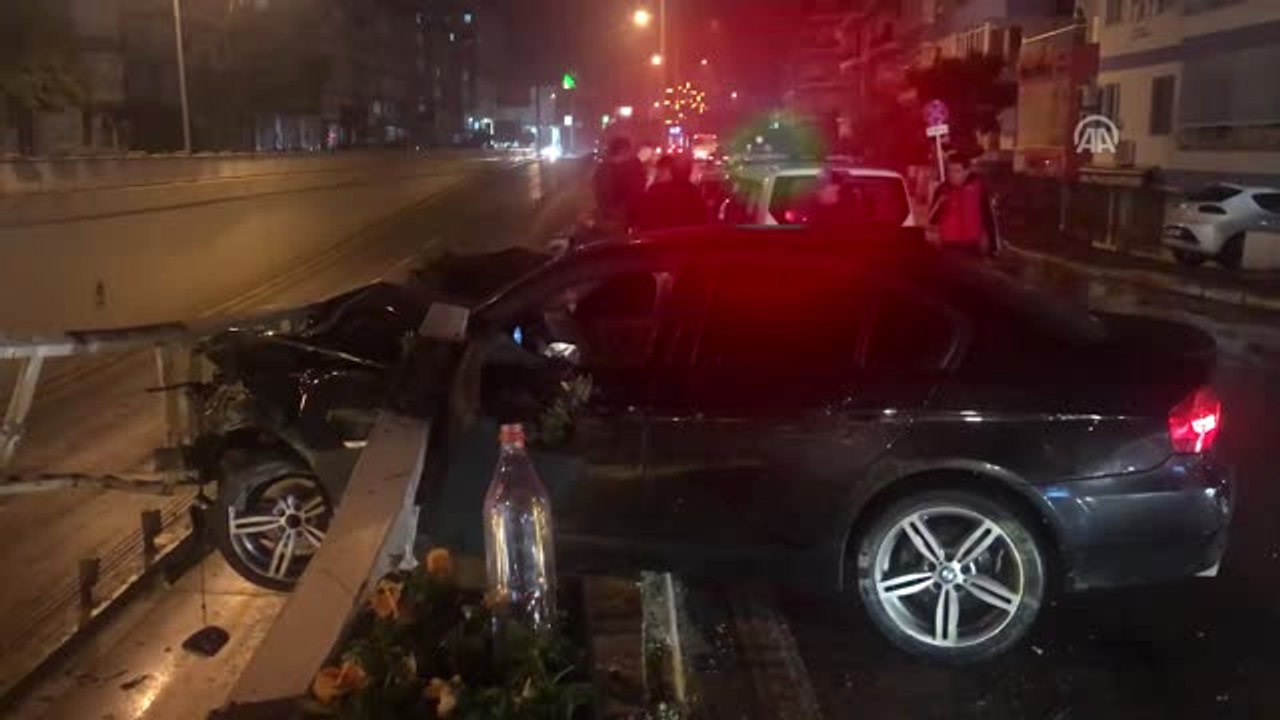 Köprülü Kavşağın Korkuluklarında Asılı Kaldı