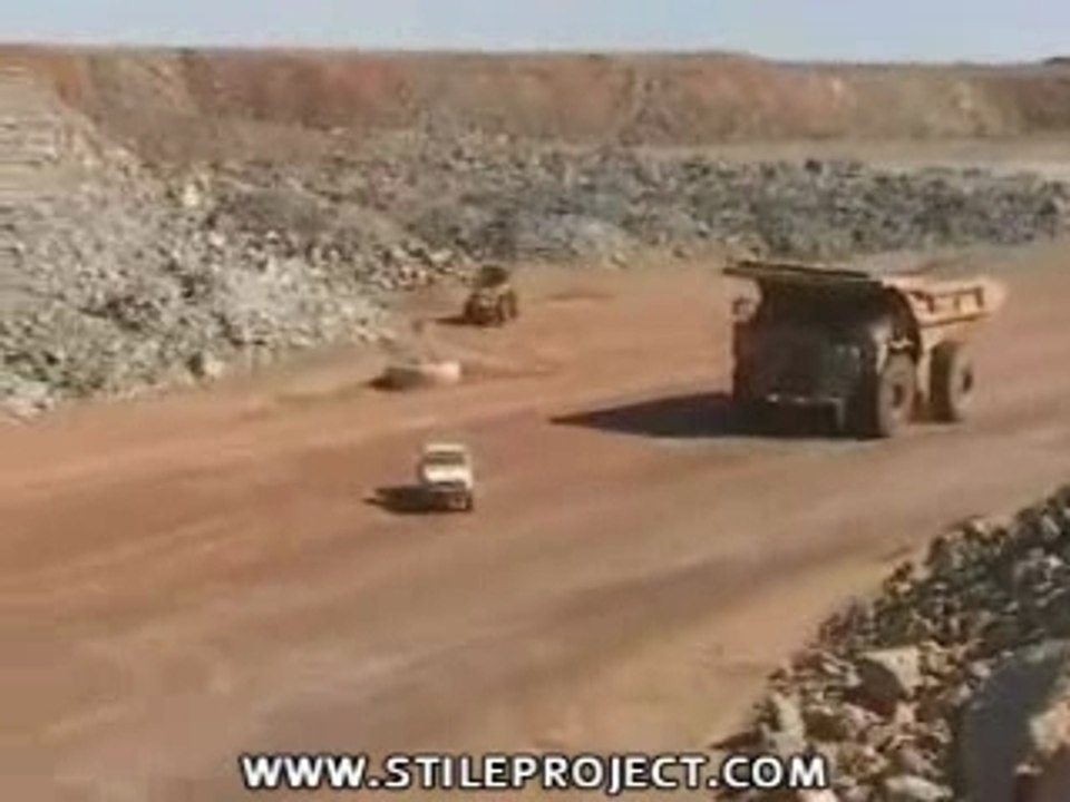 Engin de chantier ecrasant une voiture hallucinant !