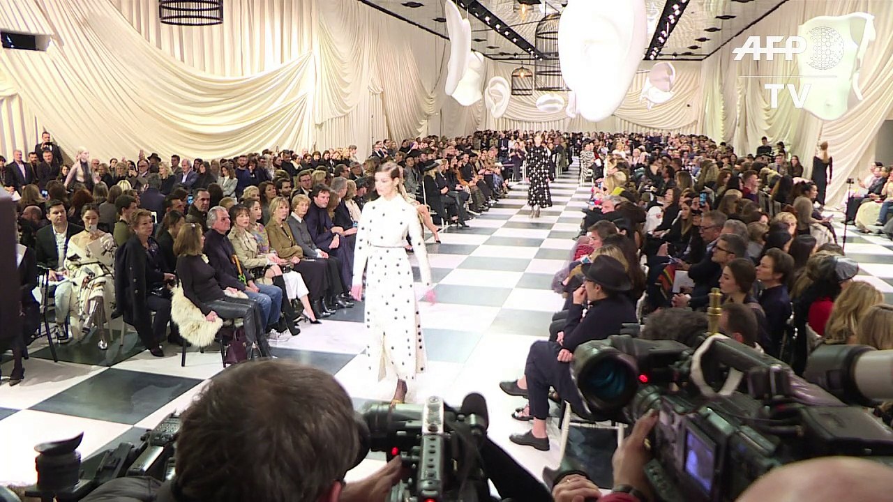 Défilés haute couture: le "surréalisme" selon Dior