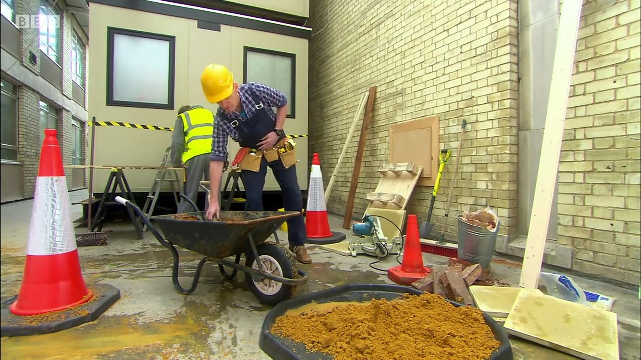 Gigglebiz Simon Pieman the pie delivery service on wheels - video ...