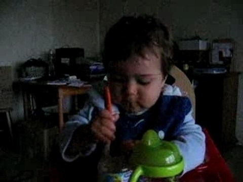 je mange tout seul...........enfin presque!!!