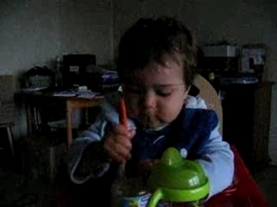 je mange tout seul...........enfin presque!!!