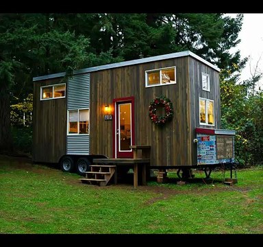 Une mamie construit sa propre maison de 18m2. Attendez de voir l’intérieur…