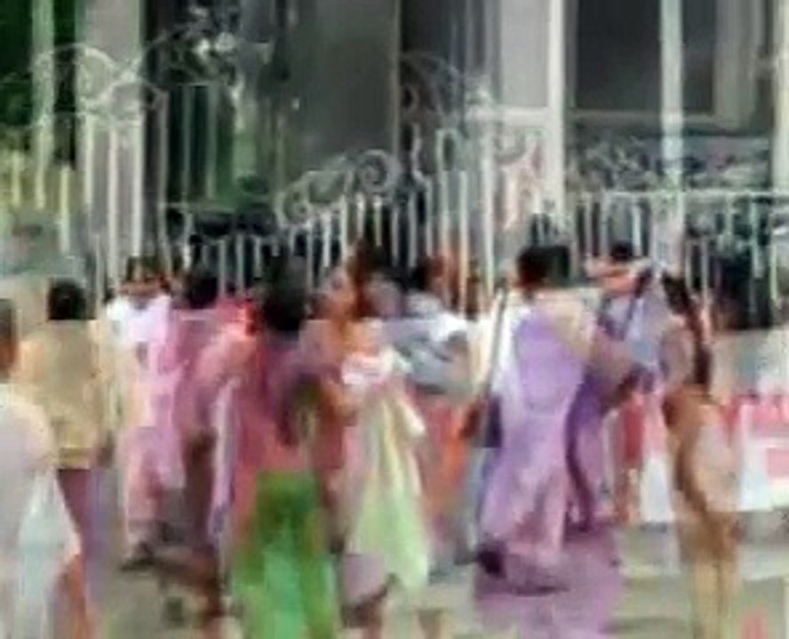 بڑی مشکل سے یہ ویڈیو ملی ہے بھارتی اس ویڈیو کو ڈیلیٹ کروا رہے ہیں دیکھیں بھارتی لڑکیوں نے ہی اپنی آرمی کا گھناونا چہرہ بے نقاب کر دیا ویڈیو دیکھیں
