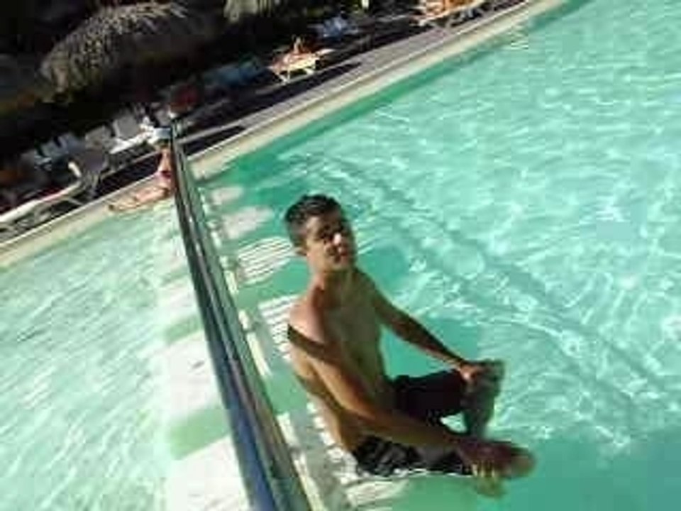 Tof a la piscine