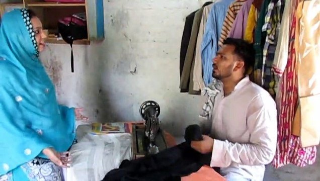 جو مرد اپنی عورتوں کو درزی کے پاس اکیلے بھیج دیتے ہیں وہ یہ ویڈیو ضرور دیکھ لیں ،درزی کیا سلوک کرتے ہیں انکے ساتھ ویڈیو دیکھیں