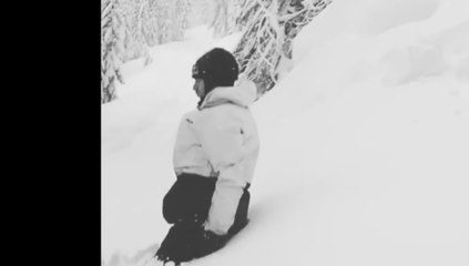 Il disparaît dans 3m de neige pour en démontrer la profondeur !!