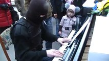 Ce soldat Ukrainien joue du piano... effrayant dans sa cagoule !