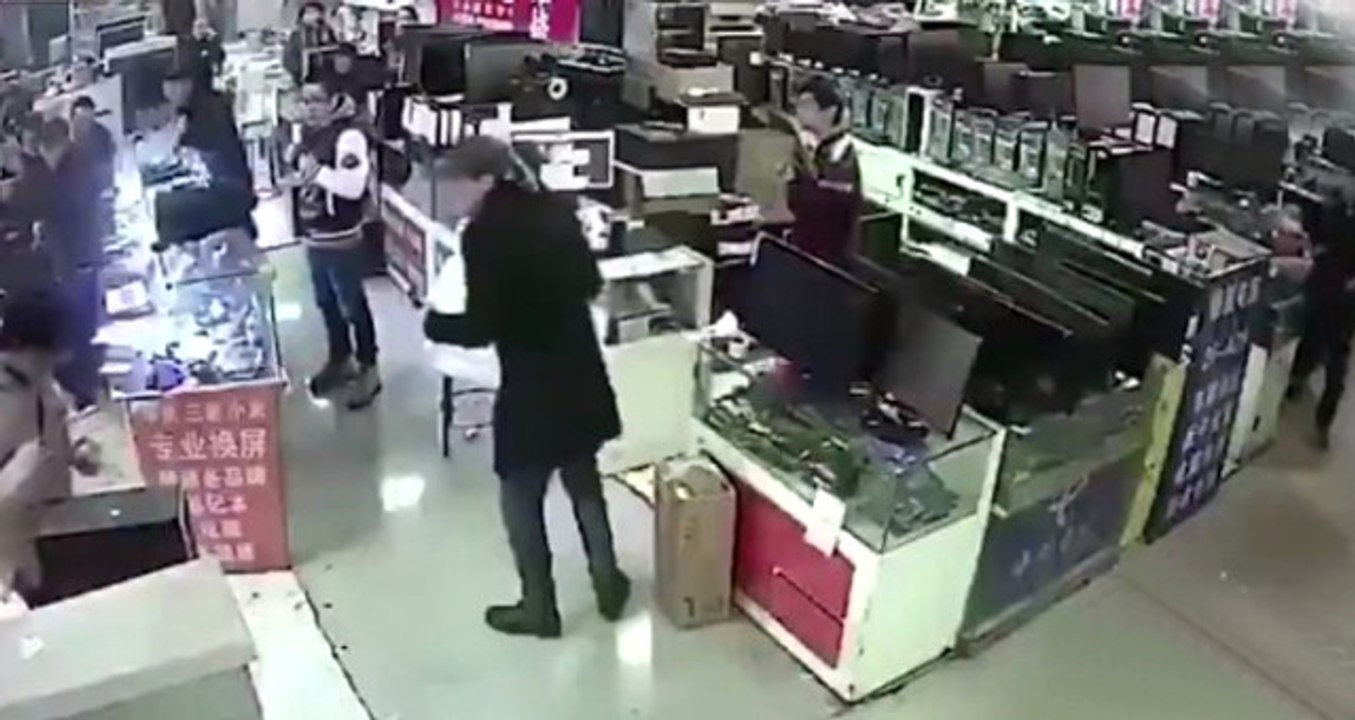 Isırdığı iPhone Bataryası Ağzında Patladı