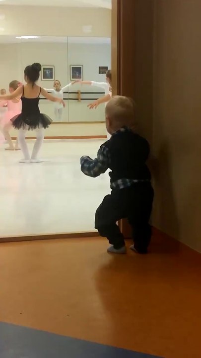 Ce gamin adorable se cache pour danser comme sa grande soeur... Futur danseur étoile