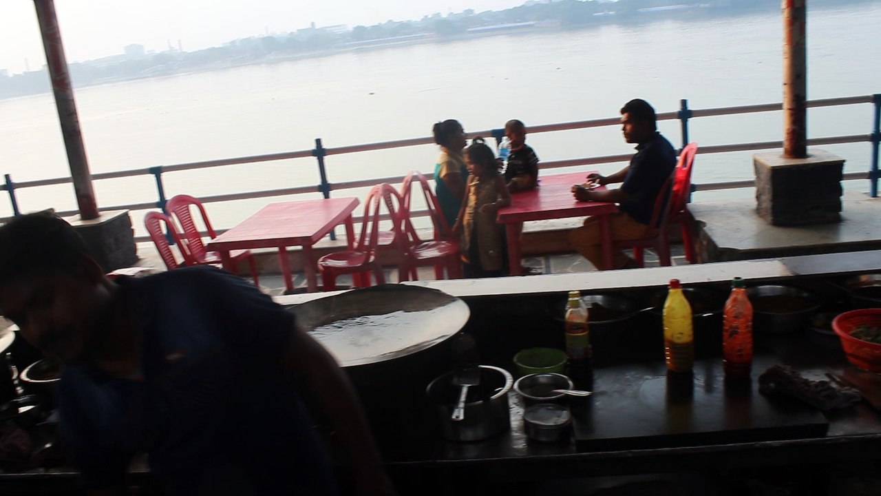people are eating  their fast food and enjoying cold wind inside the milinium park kolkata