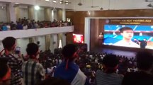 Sinh viên trường Đại học Thương mại cuồng nhiệt xem trận bán kết U23 Việt Nam