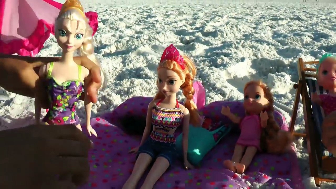 BEACH - Elsa & Anna toddlers - WAVE takes little Elsa! Vacation Sunbathe - Seagulls - Sand Play