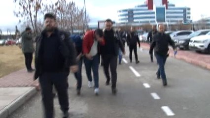 Güzelliğiyle Etkiledi, Müşterileri Dolandırdı