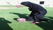 مهارة مذهلة لفتاة سعودية تلعب كرة القدم بالعباءة