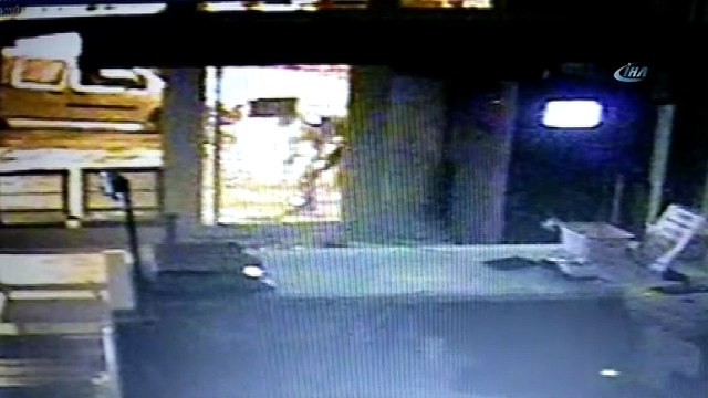 PTT şubesinin kapısını tekme ve taşla kıran soyguncu kamerada