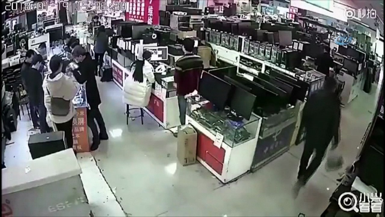 Çin’de Bir Teknoloji Mağazasında Yaşanan Patlam...