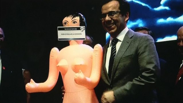 Empresarios chilenos le regalan una muñeca hinchable la ministro