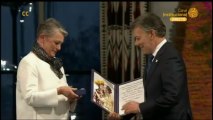 Santos recibe el Nobel de la Paz y da por terminada la guerra en Colombia