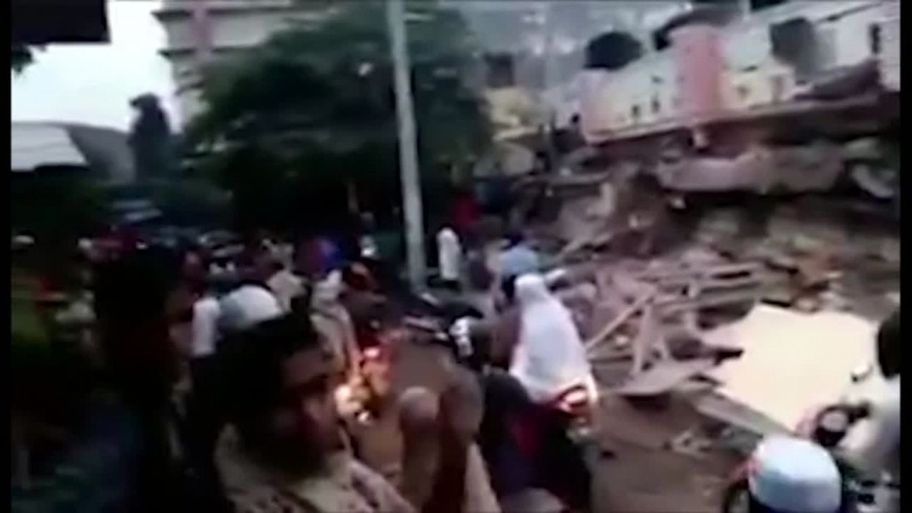 Al menos 97 muertos en un terremoto de magnitud 6,4 en Indonesia