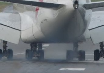 Скачать видео: Crosswinds Cause Plane to Slide Across Wet Runway at Birmingham Airport