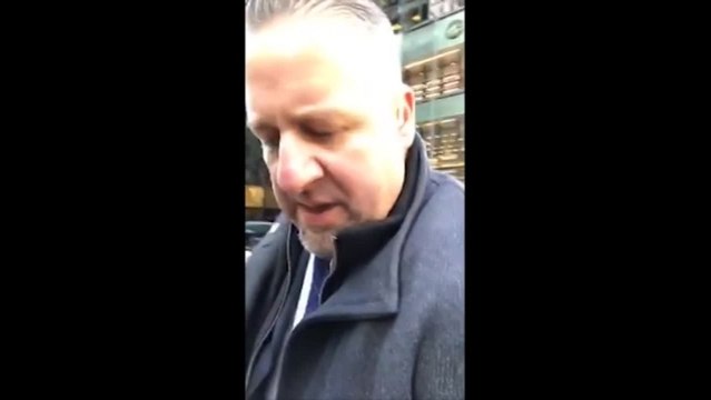 Michael Moore, en la Trump Tower: Estoy aquí, quiero hablar con usted