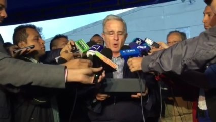 Uribe pide a Santos que aún no dé por "definitivo" nuevo acuerdo de paz
