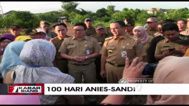 Anies Baswedan Panen Padi di Sawah Ibu Kota