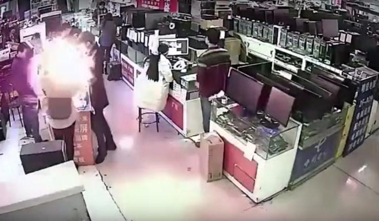 Müşterinin ısırdığı telefon bataryası patladı