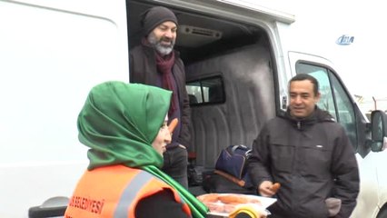 Şefkat Timi Kadınları Sınırda Gazetecilere Yemek İkram Etti