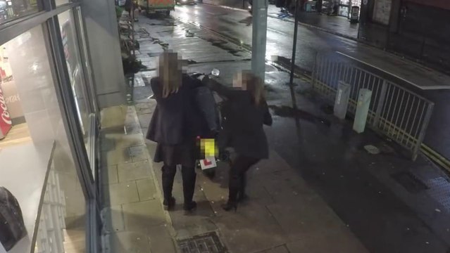 Deux filles bourrées volent une pizza à un livreur