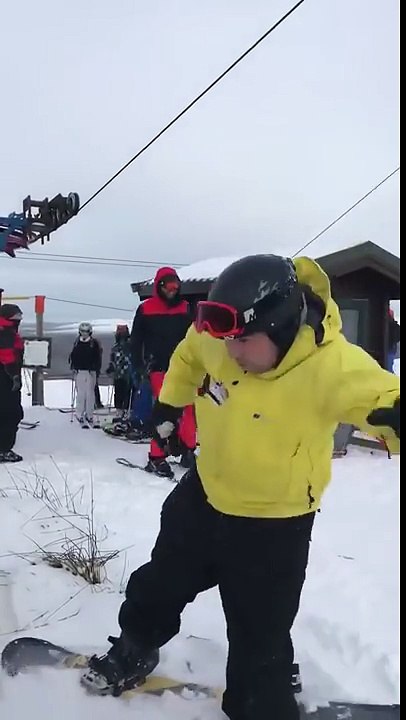 Des snowboardeurs ont du mal à prendre le tire-fesses