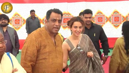 अनुराग बासु की सरस्वती पूजा के पंडाल में हाथ जोड़े खड़ी रही बेचारी श्रीदेवी, विडियो में हुआ ख़ुलासा