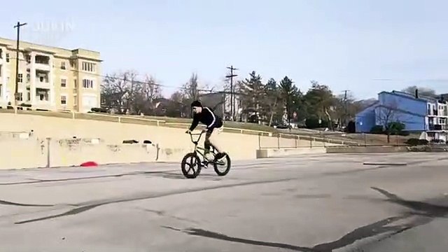 Trick de fou _ il lance et reprend sa roue de vélo en roulant !