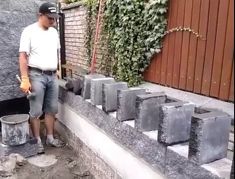 technique originale pour déposer une rangée de briques