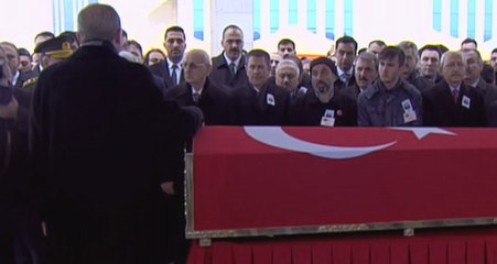 Devletin Zirvesi Uğurladı! Erdoğan, Afrin Şehidinin Tabutu Başında Kararlılık Mesajı Verdi